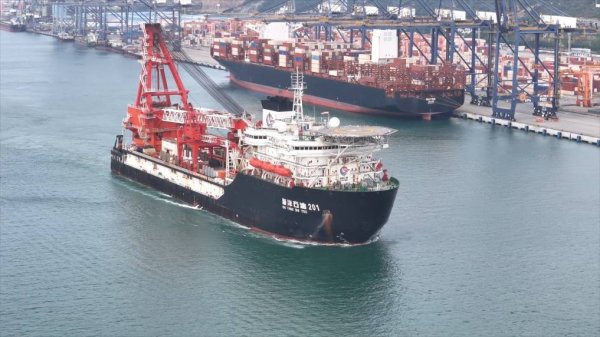 贵丰配资 我国首艘深水铺管起重船启航进行首次国际作业