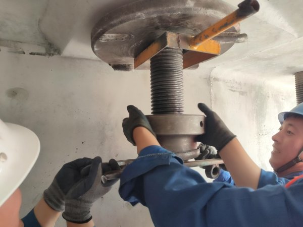 顶级配资 “小工具”破解箱梁吊装难题，老技工终于告别“托举焦虑”