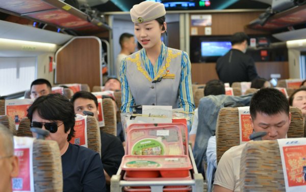 牛股动力 提质升级“一份家常饭”，为旅客打造“舌尖盛宴”